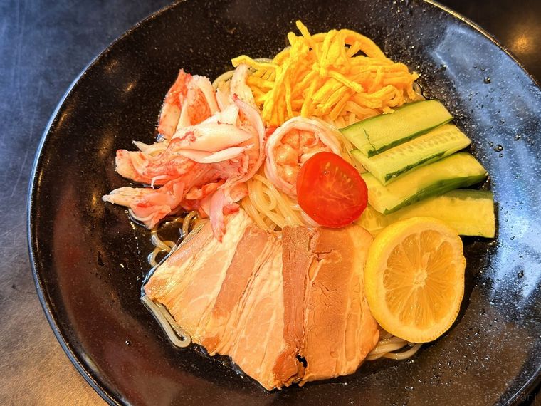 黒皿に盛り付けられた 餃子の王将冷し中華期間限定