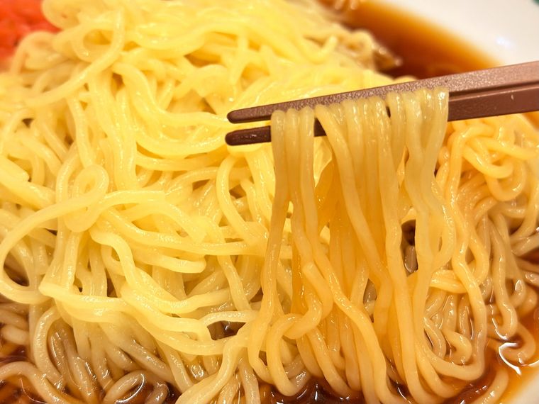 黒酢しょうゆ冷し麺の麺を箸で持っている様子