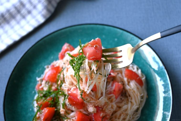 トマトとツナのひんやりそうめんをフォークですくう様子