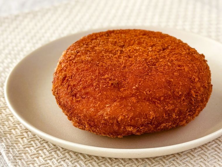 白皿にのったお店で揚げたBIGカレーパン