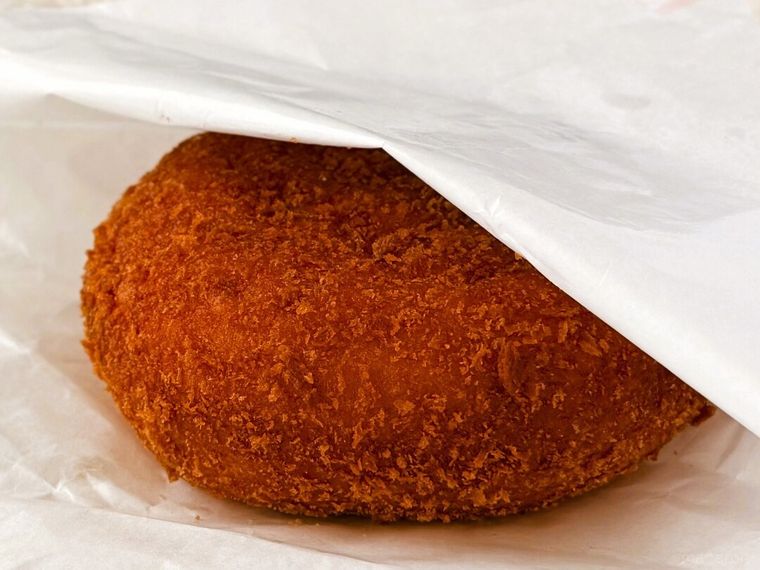 紙袋から取り出したお店で揚げたBIGカレーパン