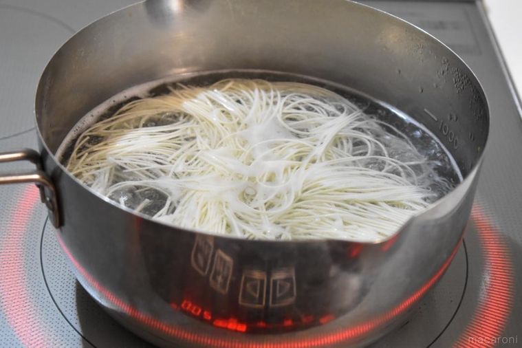 沸騰したお湯の中のそうめん
