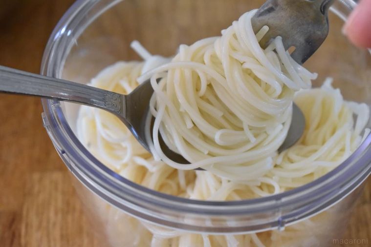 スプーンとフォークで巻いたそうめん