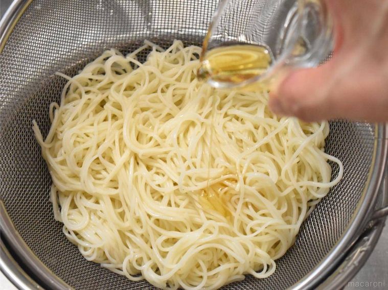 そうめんにごま油をたらしているところ