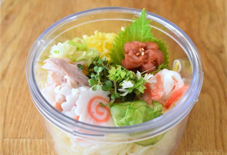 トッピングをしたそうめんが入った透明な弁当箱