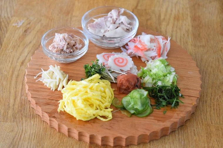まな板の上に並べたそうめんのトッピング具材