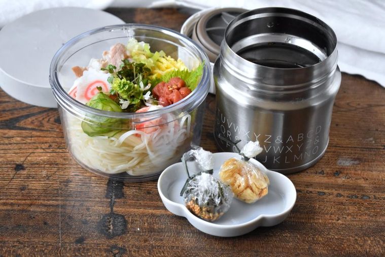 テーブルに並べたそうめん弁当