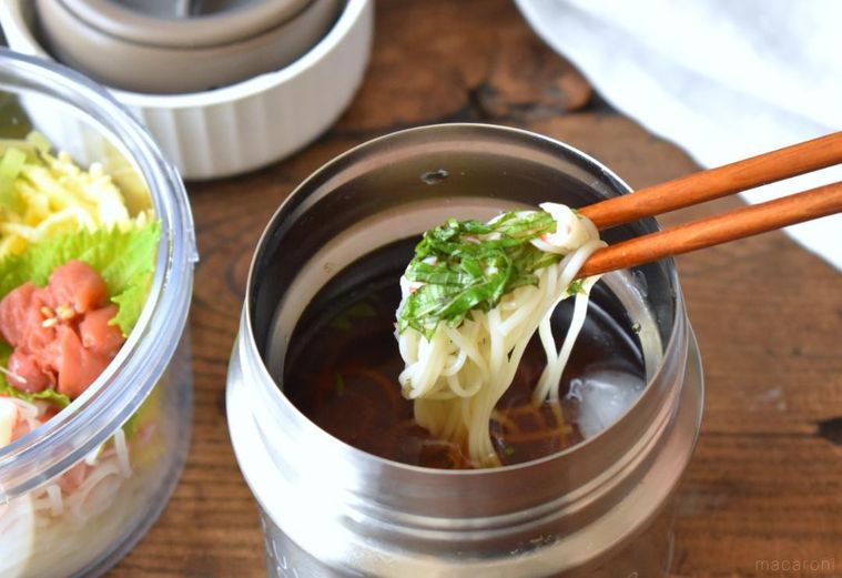 箸で持ち上げたそうめん