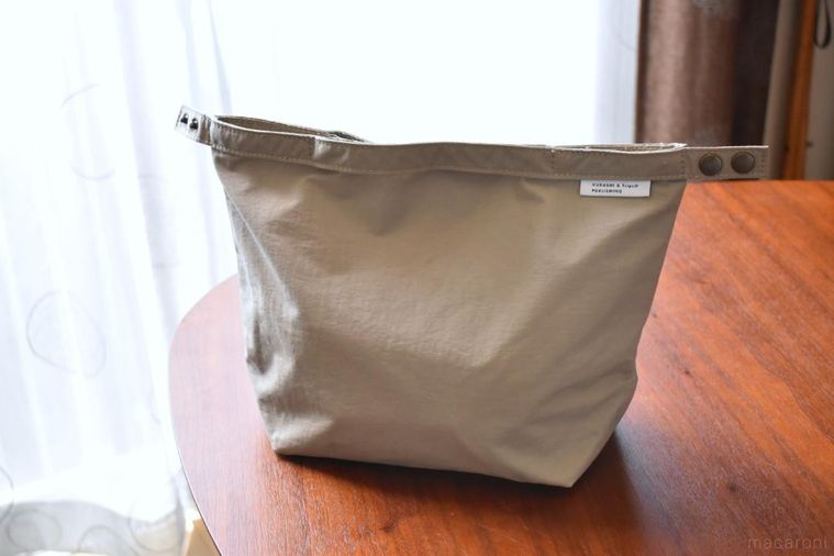 テーブルに置いた保冷バッグ