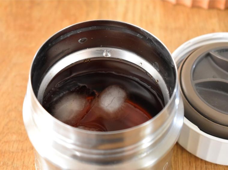 つゆと氷を入れたスープジャー