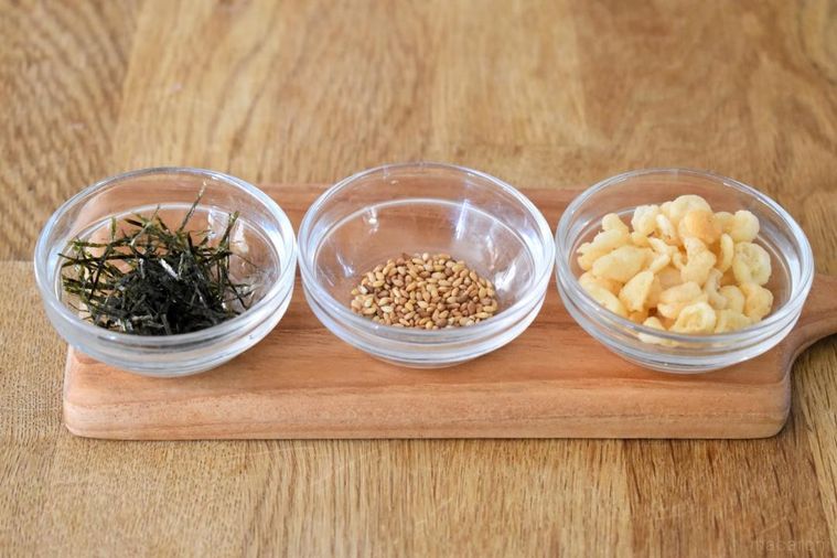 まな板の上に並べた薬味3種