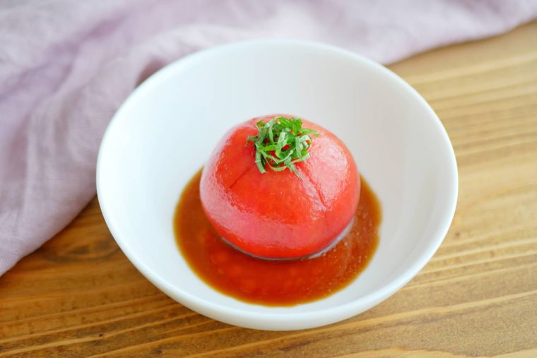 トマトのバルサミコ酢が白い深皿に盛られている