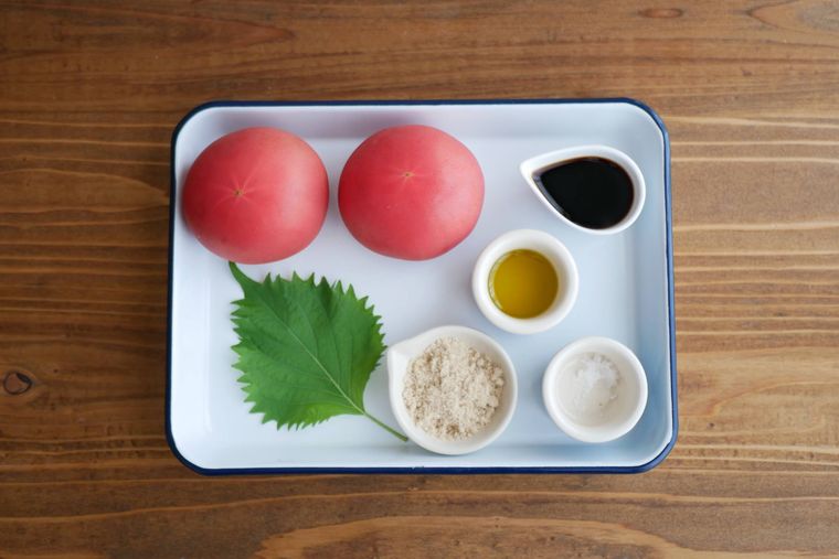 トマトのバルサミコ酢の材料が白い琺瑯バットの上に並んでいる