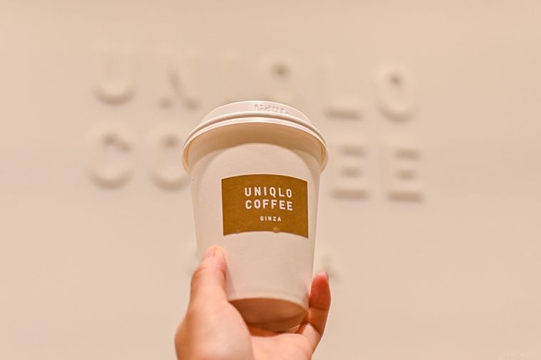 コーヒーを持っているところ