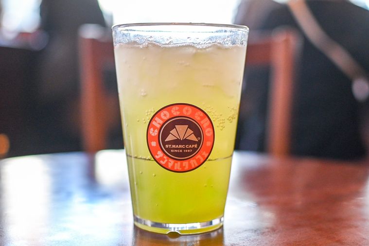 ソーダを正面から