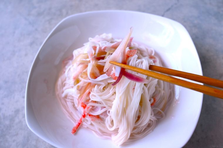 甘酢みょうがのひんやりそうめんを箸で摘む様子