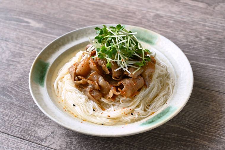 白い丸皿に盛り付けられた豚バラそうめん