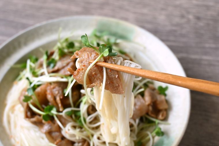 豚バラそうめんの麺と肉を箸ですくい上げる様子