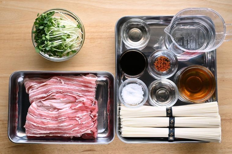 そうめんと豚バラ肉、かいわれ大根などの豚バラそうめんの材料が並んでいる