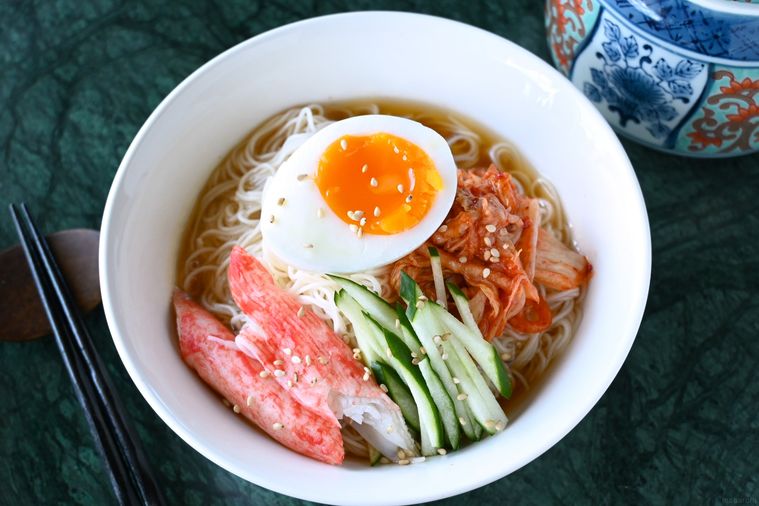 白い器に盛り付けられた韓国冷麺風そうめん