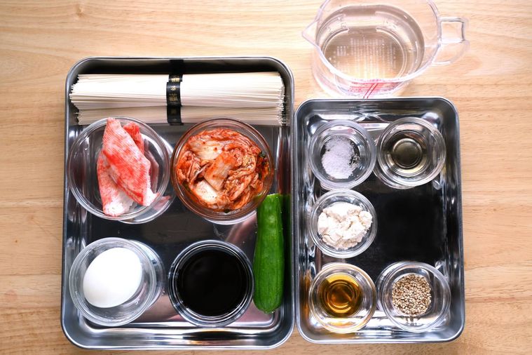 そうめんやキムチ、きゅうり、カニ風味かまぼこなどの冷麺風そうめんの具材が並んでいる