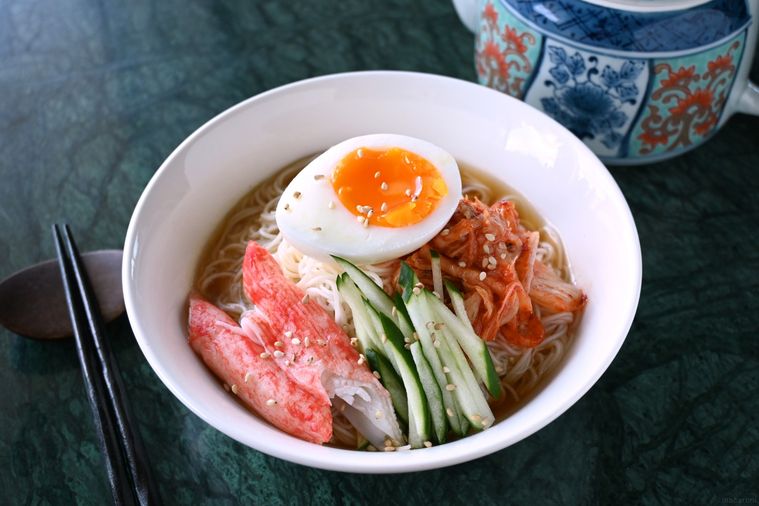 白い器に盛り付けられた韓国冷麺風そうめん