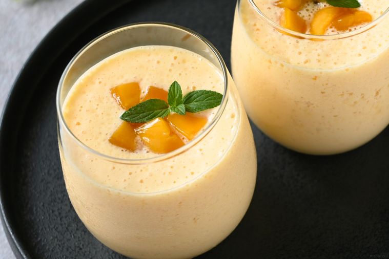 マンゴーラッシーが注がれたグラスが2個並んでいる