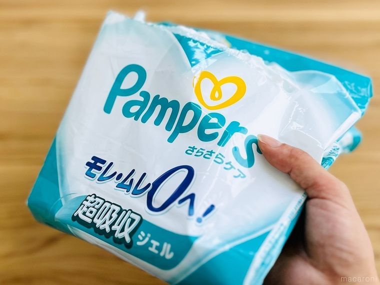 空になったパンパースの袋を手で持っている様子