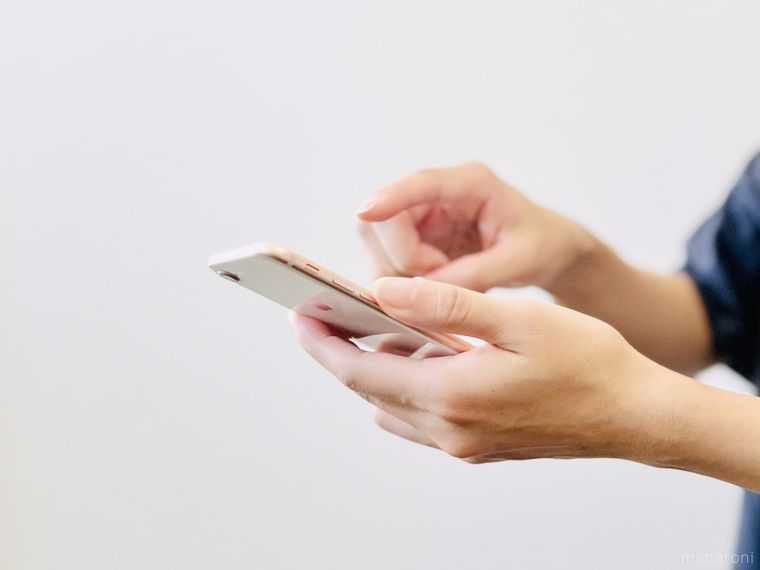 スマートフォンを操作している様子