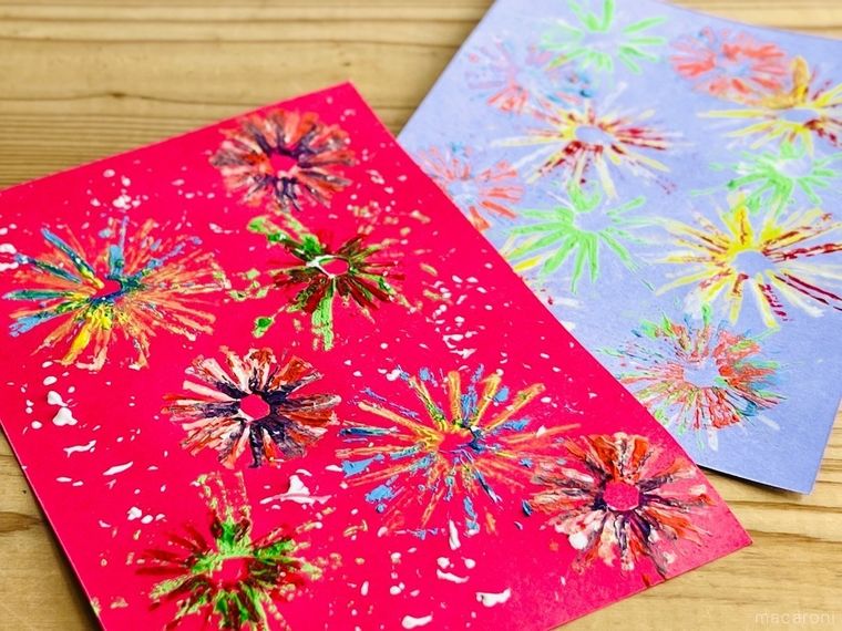 花火の絵が描かれた赤色と紫色の画用紙