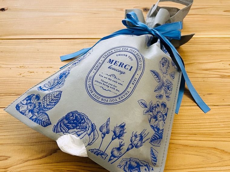 不織布の袋にスーパーのレジ袋を入れた様子