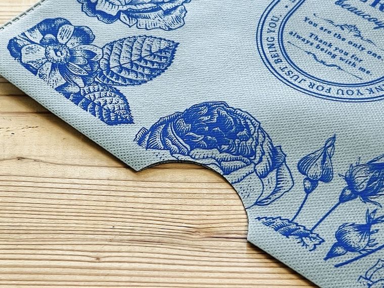 不織布の袋の底をハサミで切り取った様子