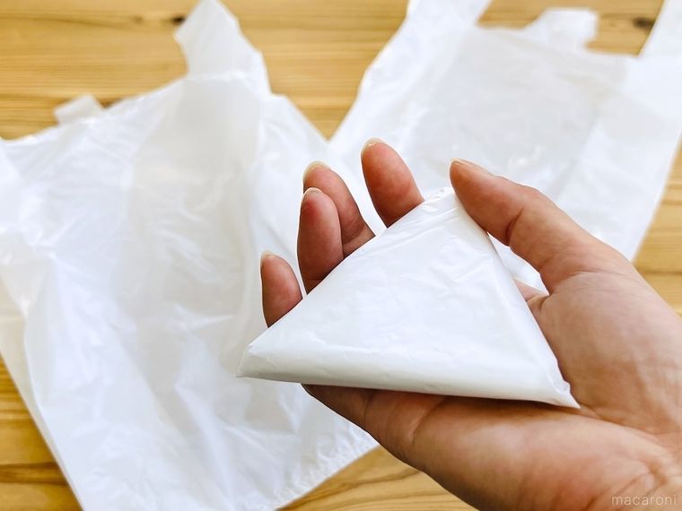 スーパーのレジ袋を三角形にたたんだ様子