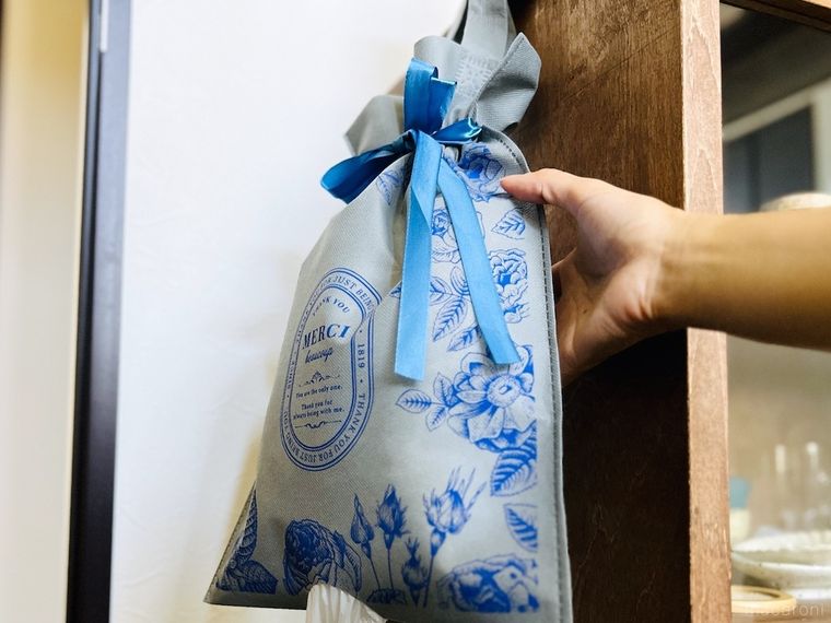 スーパーのレジ袋が入った不織布の袋をフックにかけている様子