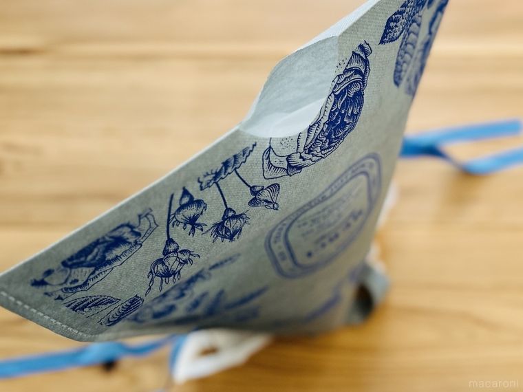 スーパーのレジ袋をかぶせたペットボトルに、不織布の袋をかぶせた様子