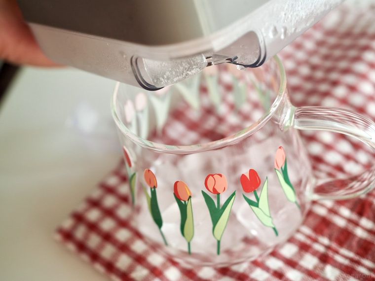 グラスに氷を入れているところ