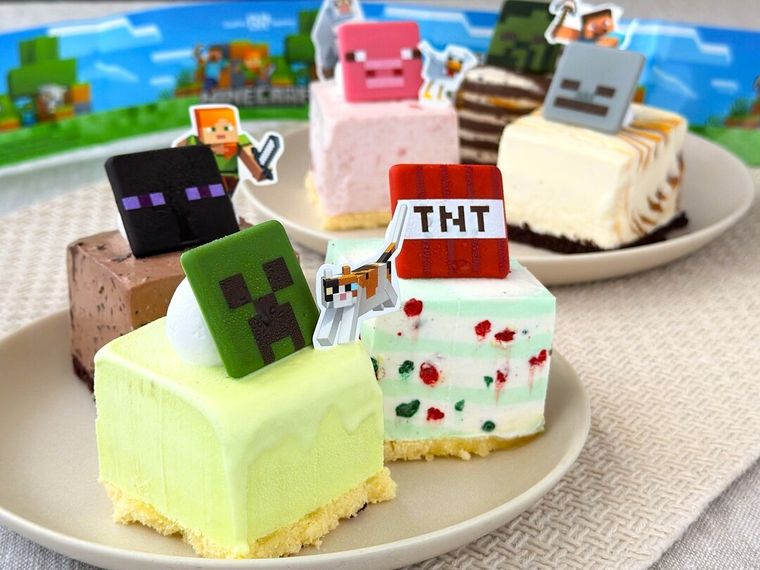 白皿に盛り付けたサーティワンのマインクラフトアイスクリームケーキ