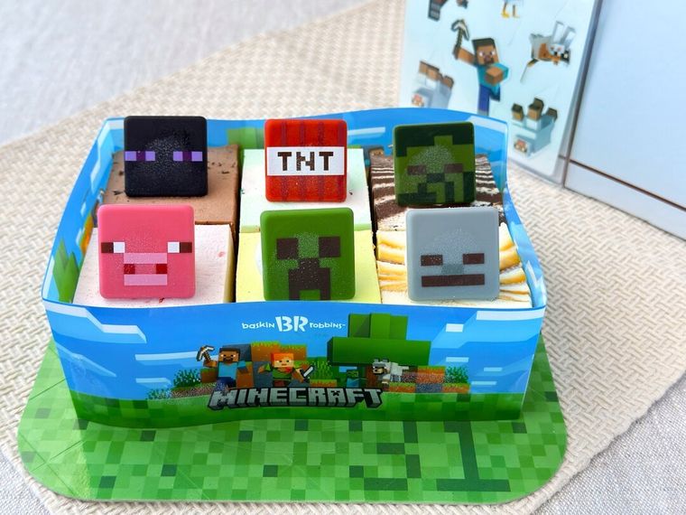 箱から取り出したサーティワンのマインクラフトアイスクリームケーキ