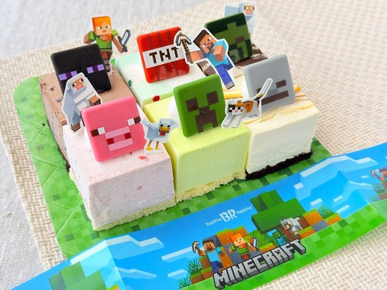 マインクラフトアイスクリームケーキがトレーの上に並んでいる様子