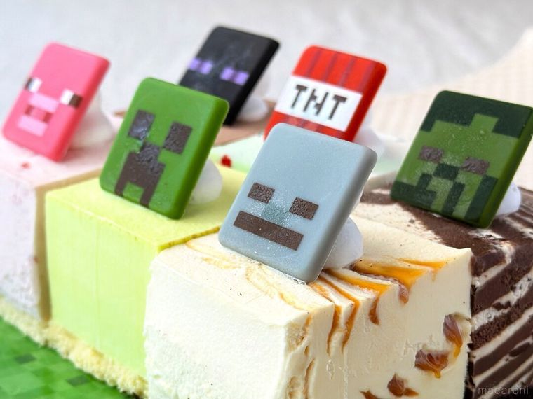 チョコレートがのったマインクラフトアイスクリームケーキが並んでいる様子