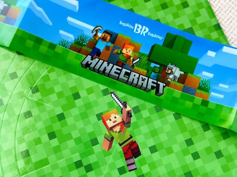 マインクラフトの絵が描かれた紙が置かれている様子