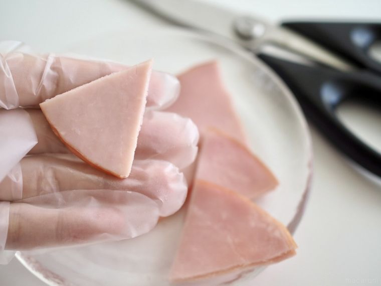 ハムをカットしているところ