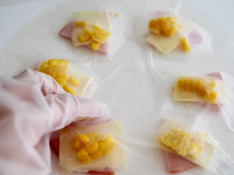 ライスペーパーをかぶせているところ