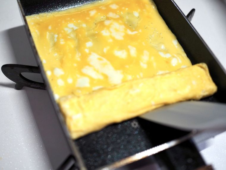 玉子焼きを作っているところ