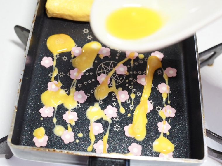 卵液でキャラフルを固定しているところ