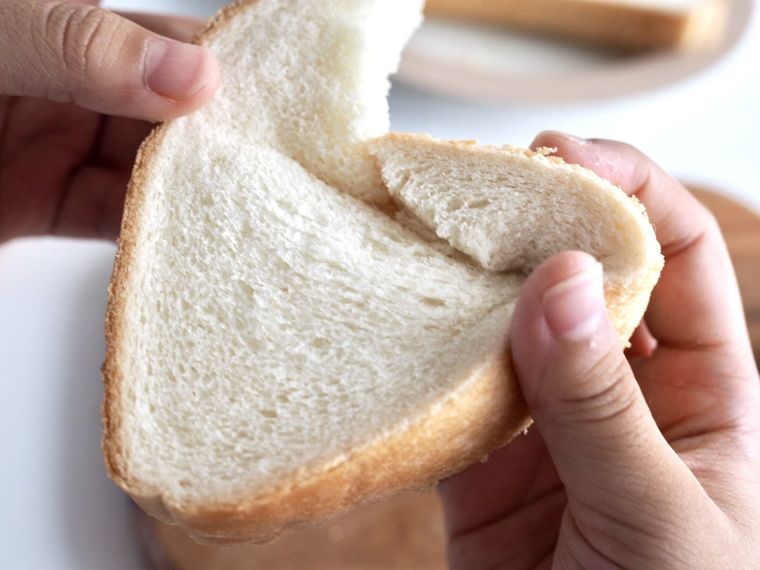 食パンをハート型にしているところ