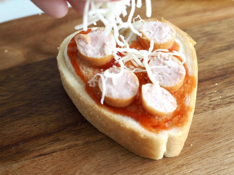 具材をトッピングしているところ