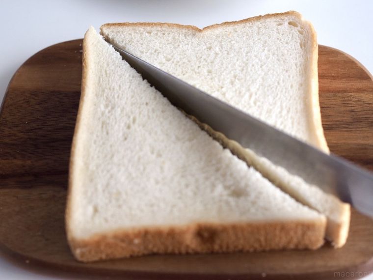 食パンをカットしているところ