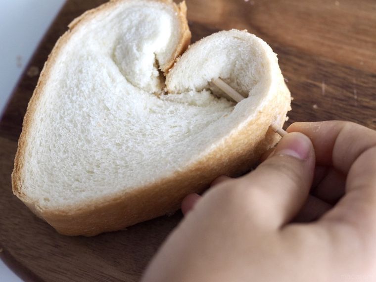 食パンに爪楊枝をさしているところ