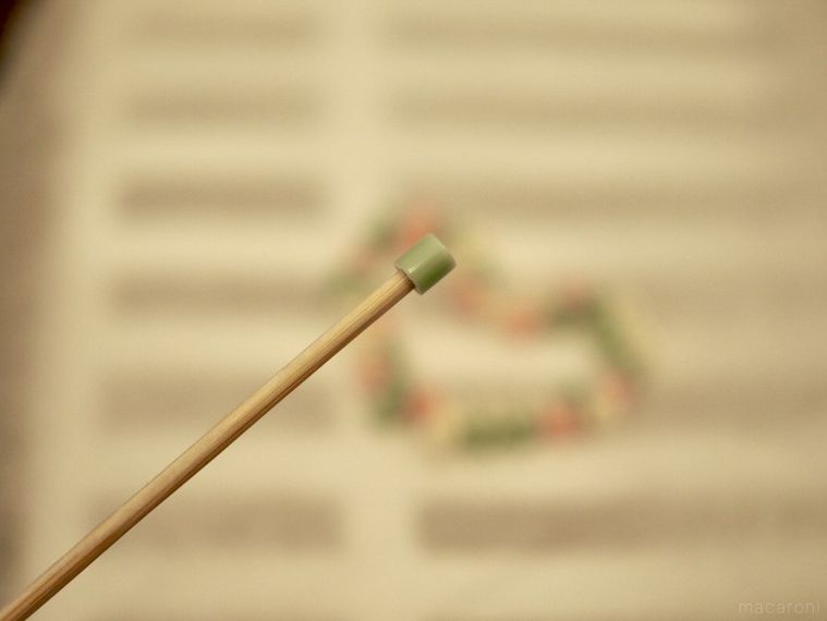 竹串にアイロンビーズを通したところ